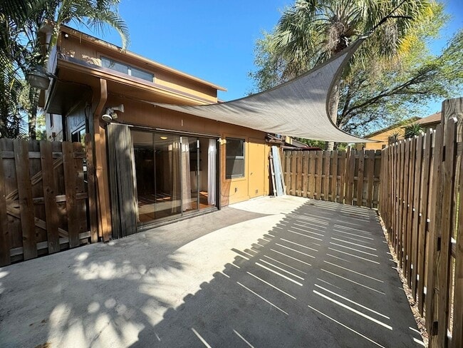 Building Photo - 321 Sandtree Dr