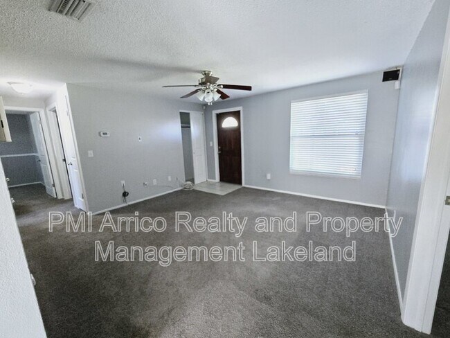 Building Photo - 1402 N Bracewell Dr