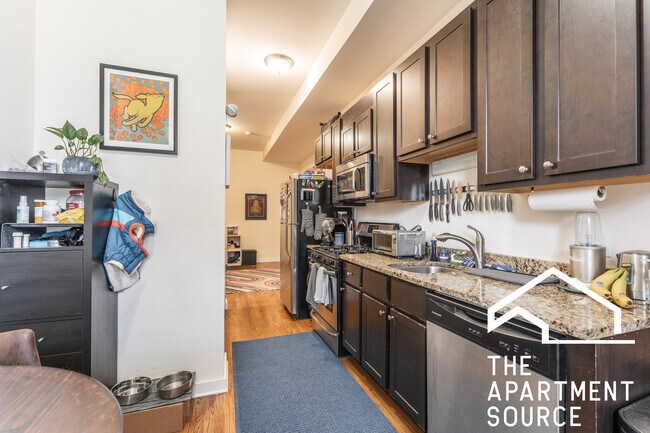 Building Photo - 2146 W Chicago Ave