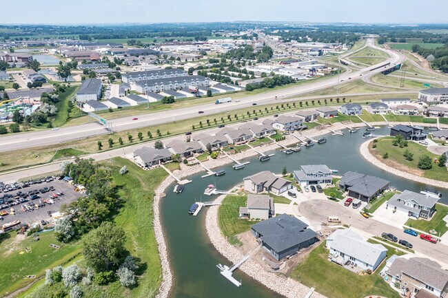 Building Photo - 2304 Marina Rd SE