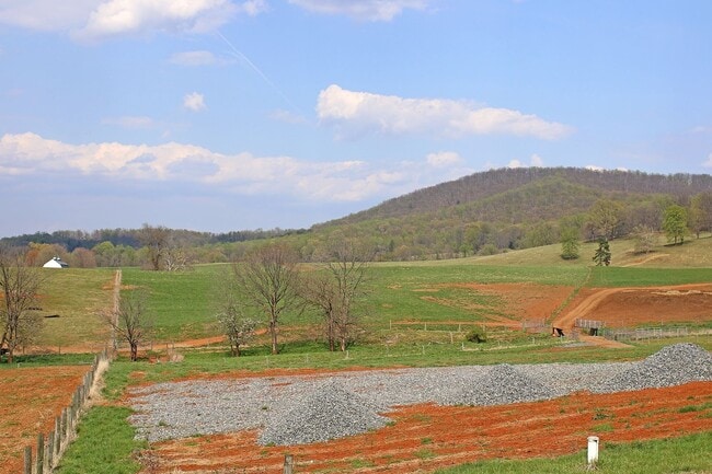 Building Photo - Beautiful Country Home With Picturesque Views