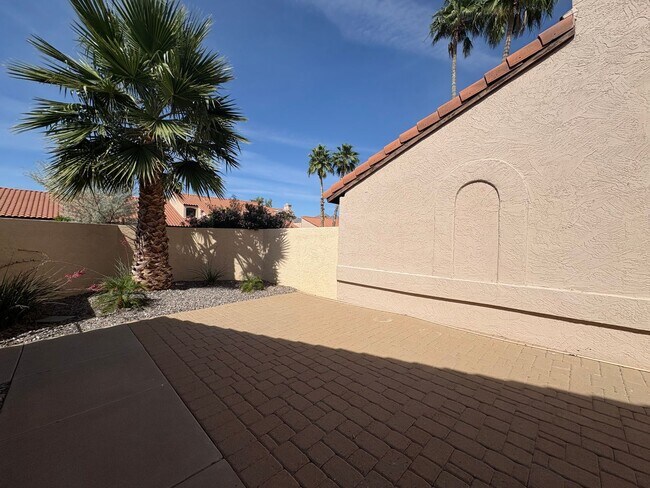 Building Photo - 2Bed/2Bath Townhouse in North Scottsdale! Ready for Immediate Move-In! -- 2 CAR GARAGE!