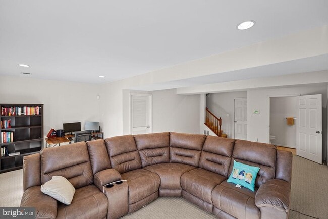 Building Photo - 12 Popes Creek Ln