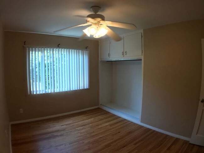 Building Photo - BEAUTIFUL WOOD FLOORS IN THIS- 5 BED 2 BATHROOM- GREAT DEAL!