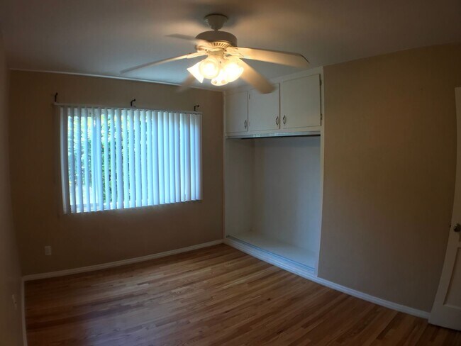 Building Photo - BEAUTIFUL WOOD FLOORS IN THIS- 5 BED 2 BATHROOM- Includes maid service