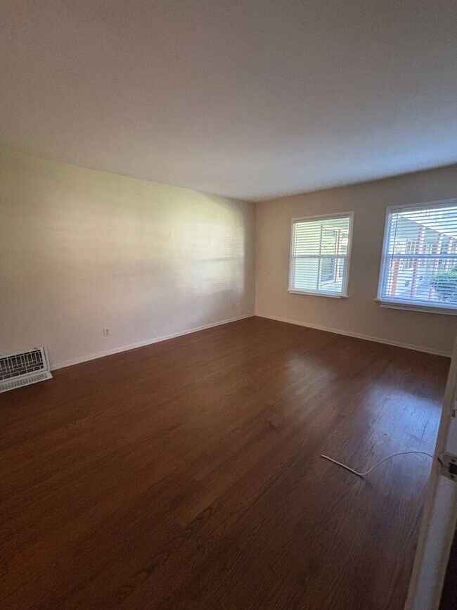 Interior Photo - 1000