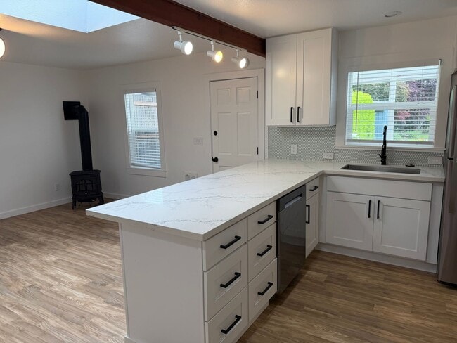 Building Photo - Luxury 2 bedroom 1 bath duplex in a great neighborhood!