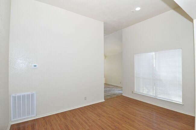 Building Photo - Freshly Painted! 1 Story with 3 bed/2bath....