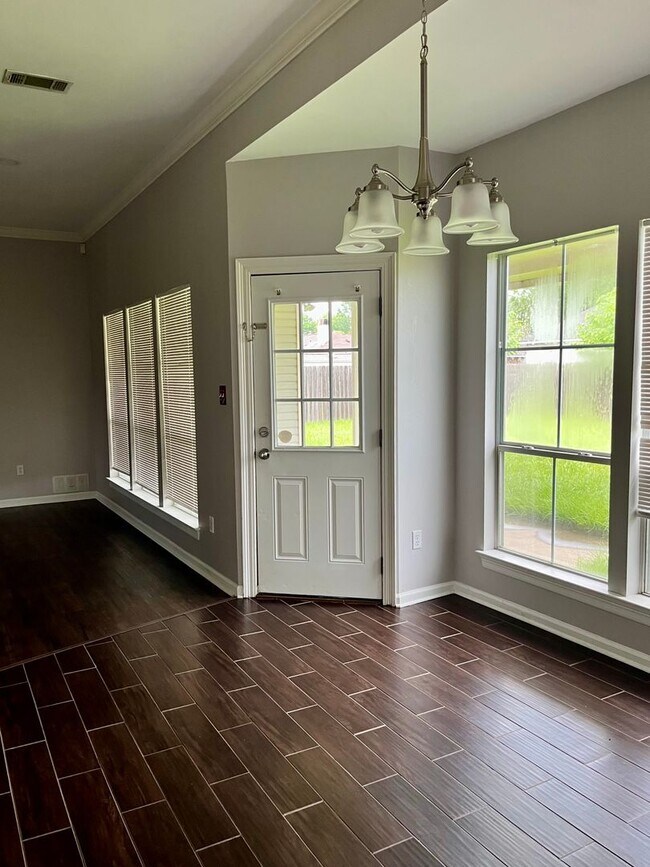 Building Photo - 303 Briarhaven Dr