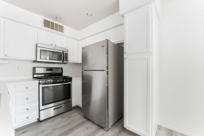 Building Photo - Upgraded Condo with Pool Views!