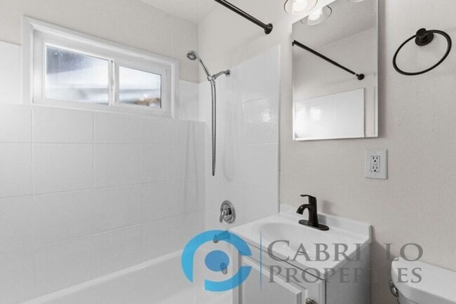 Building Photo - 519 Pitta St