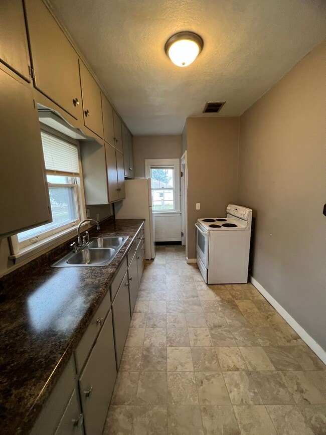 Building Photo - MORE PICTURES COMING SOON! There is a $25 ...