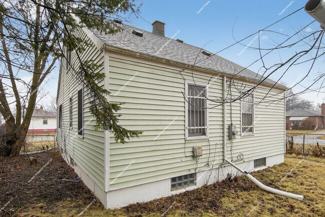 Building Photo - Charming Recently Renovated 3-Bedroom Bungalow in Detroit!