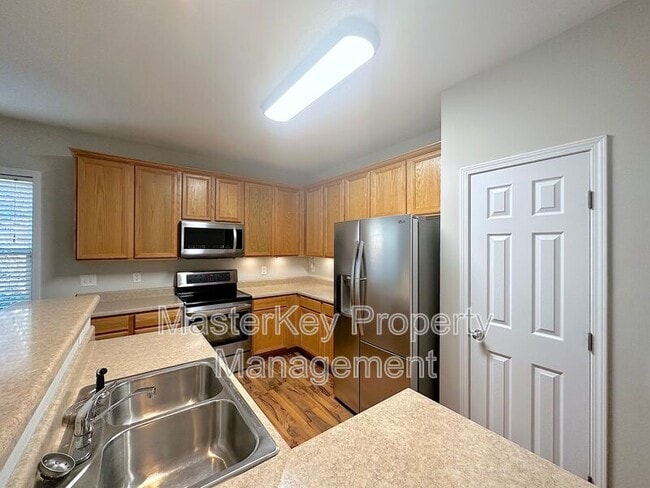Building Photo - 631 Elm Ave