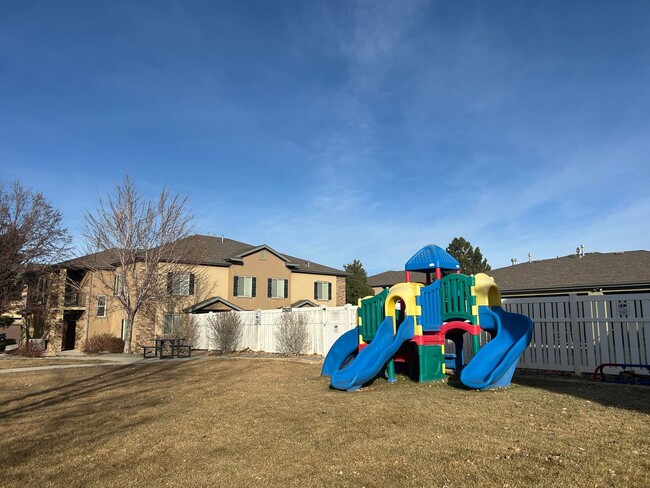 Building Photo - Townhome With Clubhouse