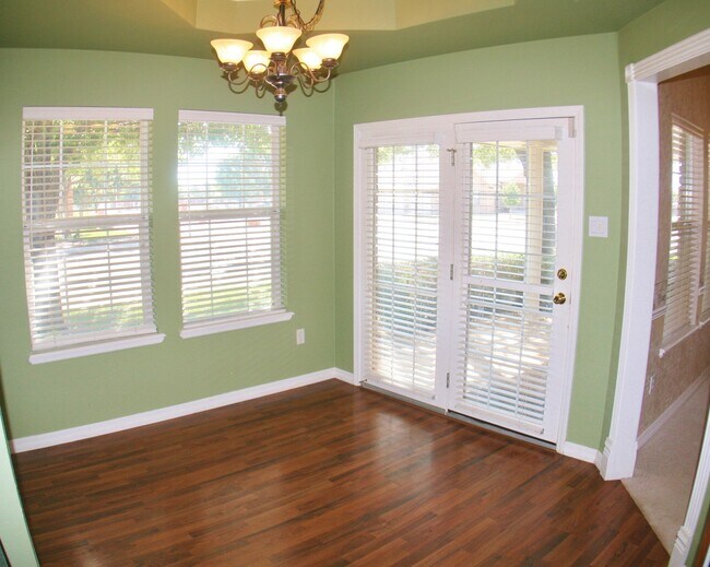 Building Photo - 4 Bed Home, 3 Car Garage! Zia School Distr...