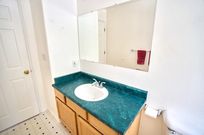 Building Photo - 850 E 550 S