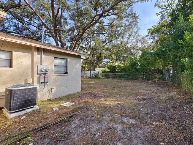 Building Photo - 427 6th Ave NE