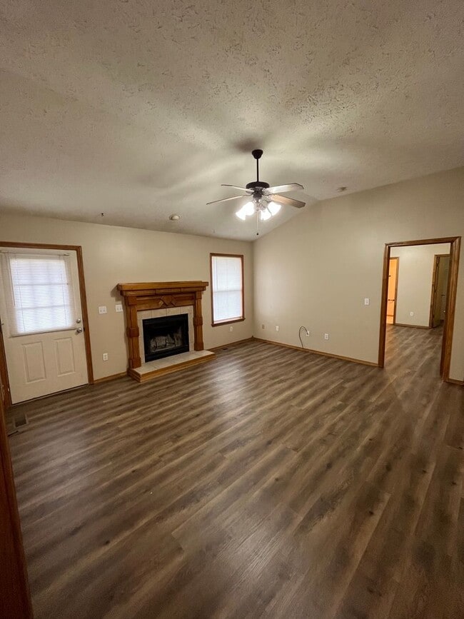Building Photo - 3 bedroom 2 bath home in Ozark!  AVAILABLE NOW!
