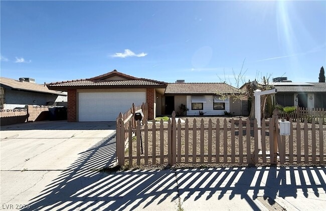 Building Photo - 325 Greenfield Ln