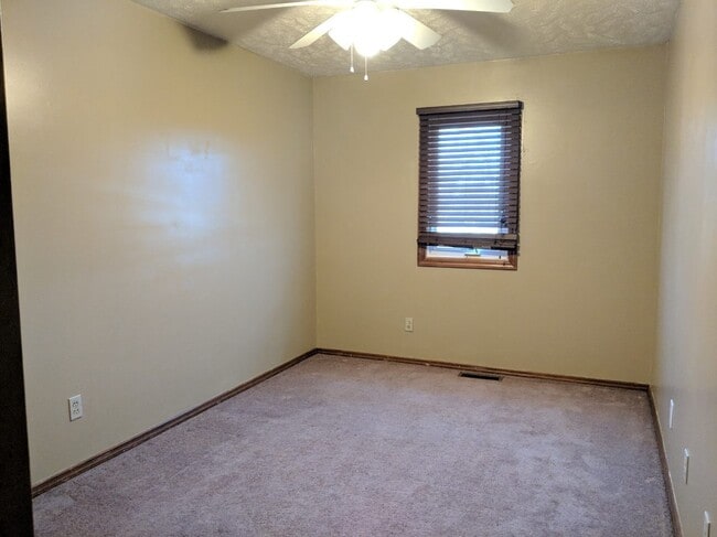 Building Photo - 3-Bedroom Tri-Level Home in Hillcrest