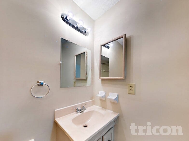 Building Photo - 1227 Cimmaron Dr