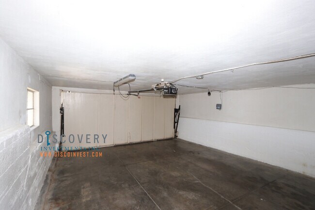 Building Photo - Oakmore Ranch Style Home