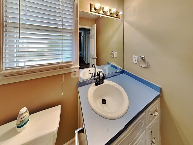 Building Photo - 1005 Whispering Woods Dr
