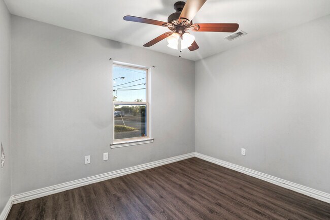 Building Photo - 401 Maple Row