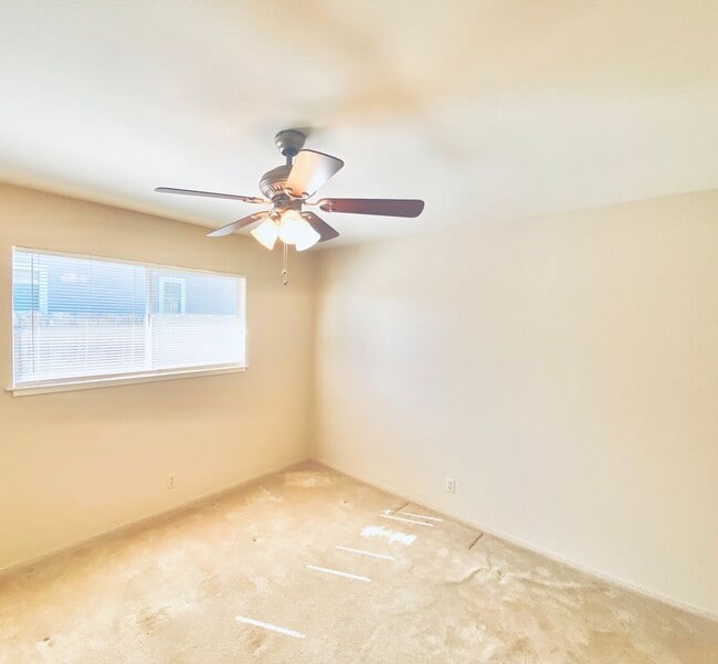 Building Photo - 3 Bedroom, 2 Bath Southside Home Near School and Park