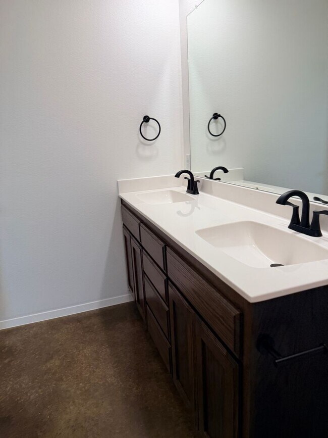 Building Photo - 983 Cline Dr