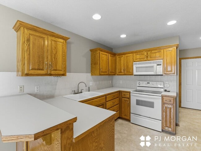 Building Photo - 3 Bedroom, 3 Bathroom - Available Immediately