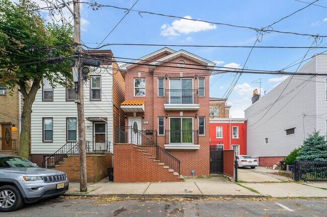 Building Photo - 43 Manhattan Ave