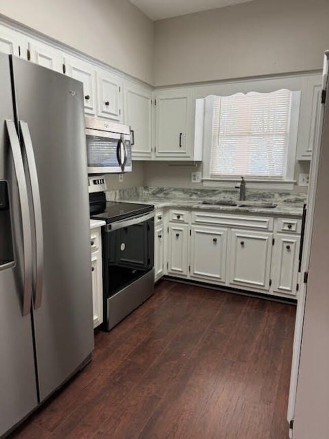Building Photo - Spacious 2BR/2BA Green Hills Condo – Prime...