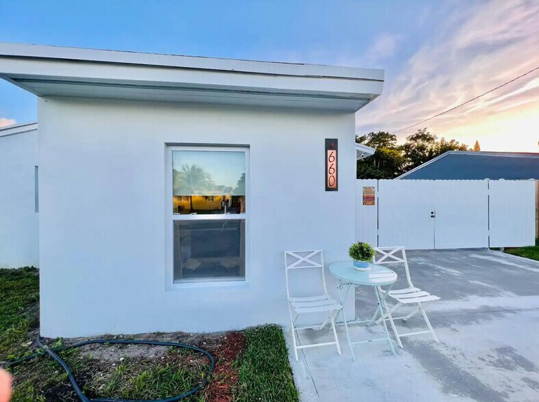 Building Photo - 660 NE 57th Ct