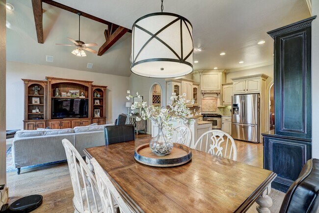 Building Photo - Luxury 5 Bedroom Home in Fairfax Estates + Safe Room + Memorial High + Easy Access to I-35