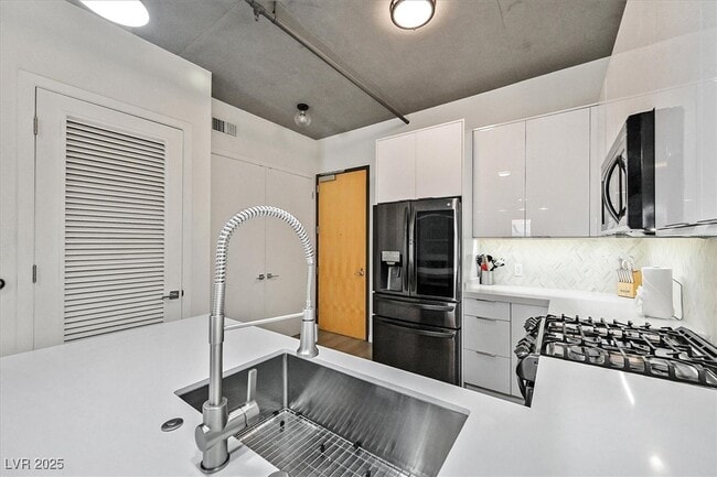 Building Photo - 353 E Bonneville Ave