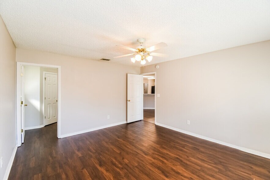 Building Photo - 1562 Wells Rd