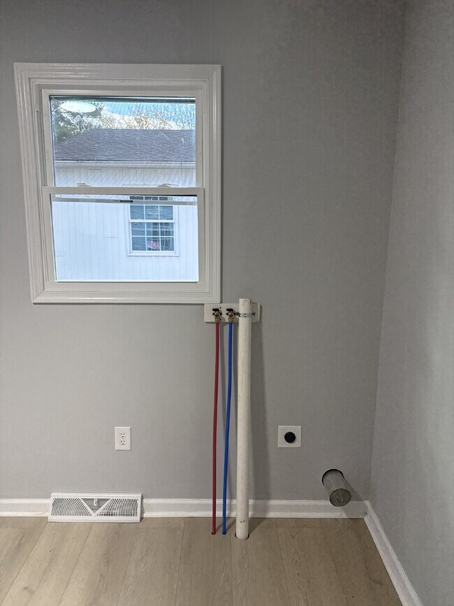 Building Photo - 3 bedroom / 2 Bathroom Perrymont / Sandusky Recently Remodeled Home with Fenced in Backyard