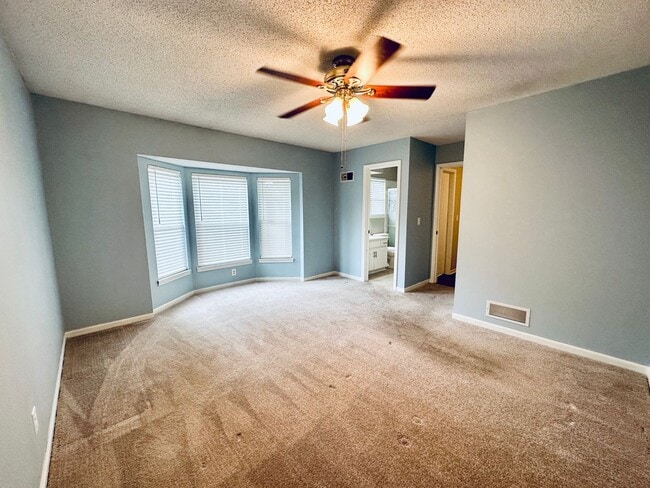 Building Photo - {12311} Spacious Townhome in Desirable OP ...