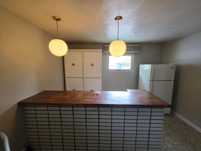 Building Photo - 3BR/2BA/2CarGarage Only A Few Minutes From Everything!