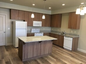 Building Photo - 3 bed 2.5 bath Townhome for rent, small dog allowed!