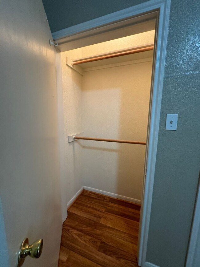 Building Photo - 4 Bedroom With Fenced Yard and Off-Street Parking Near UT