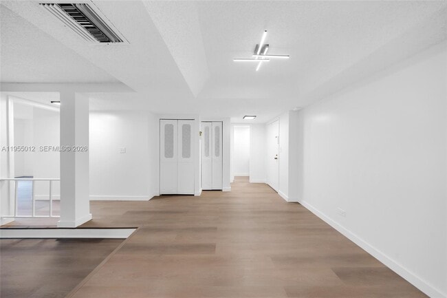 Building Photo - 3650 Inverrary Dr