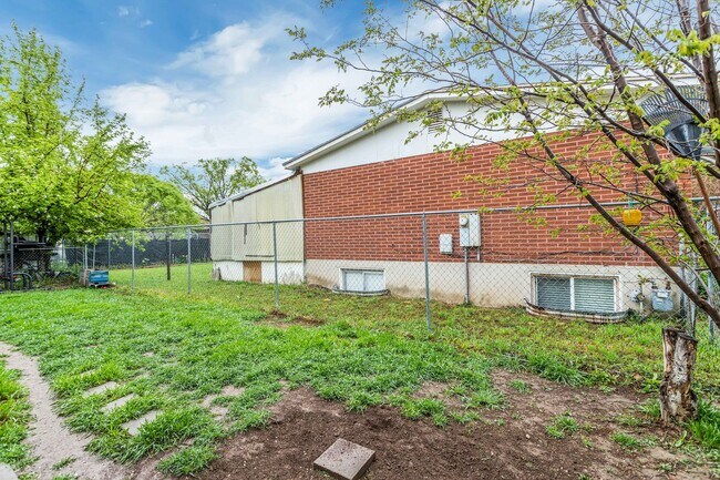 Building Photo - 8177 Darin St