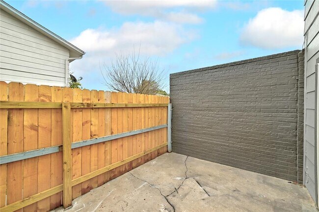 Building Photo - 2618 Ektom Dr