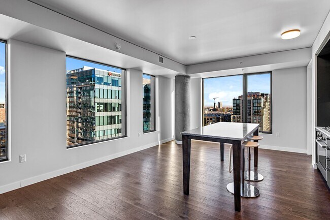 Building Photo - Gorgeous Two Bedroom Condo in The Coloradan!