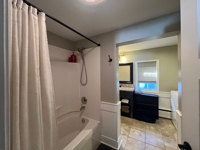 Building Photo - Cozy 4 Bedroom Home on Lakefront (Fully Furnished)