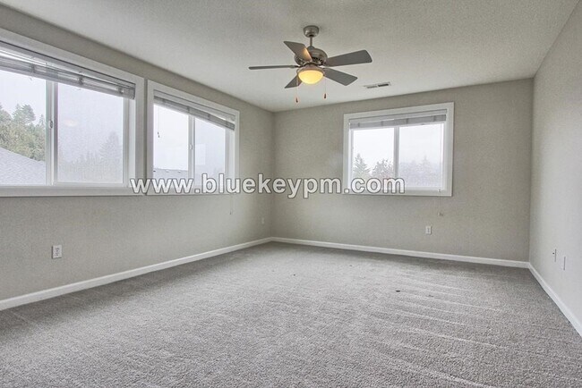 Building Photo - 4 Bed, 2.5 Baths Home with Primary Suite on Main Floor in Ridgefield