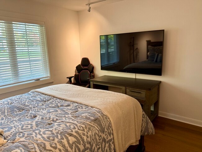 Building Photo - 521 N Oak St